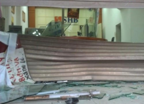 Ô tô “điên” đâm loạn trên đường Giải Phóng, 2 người nguy kịch